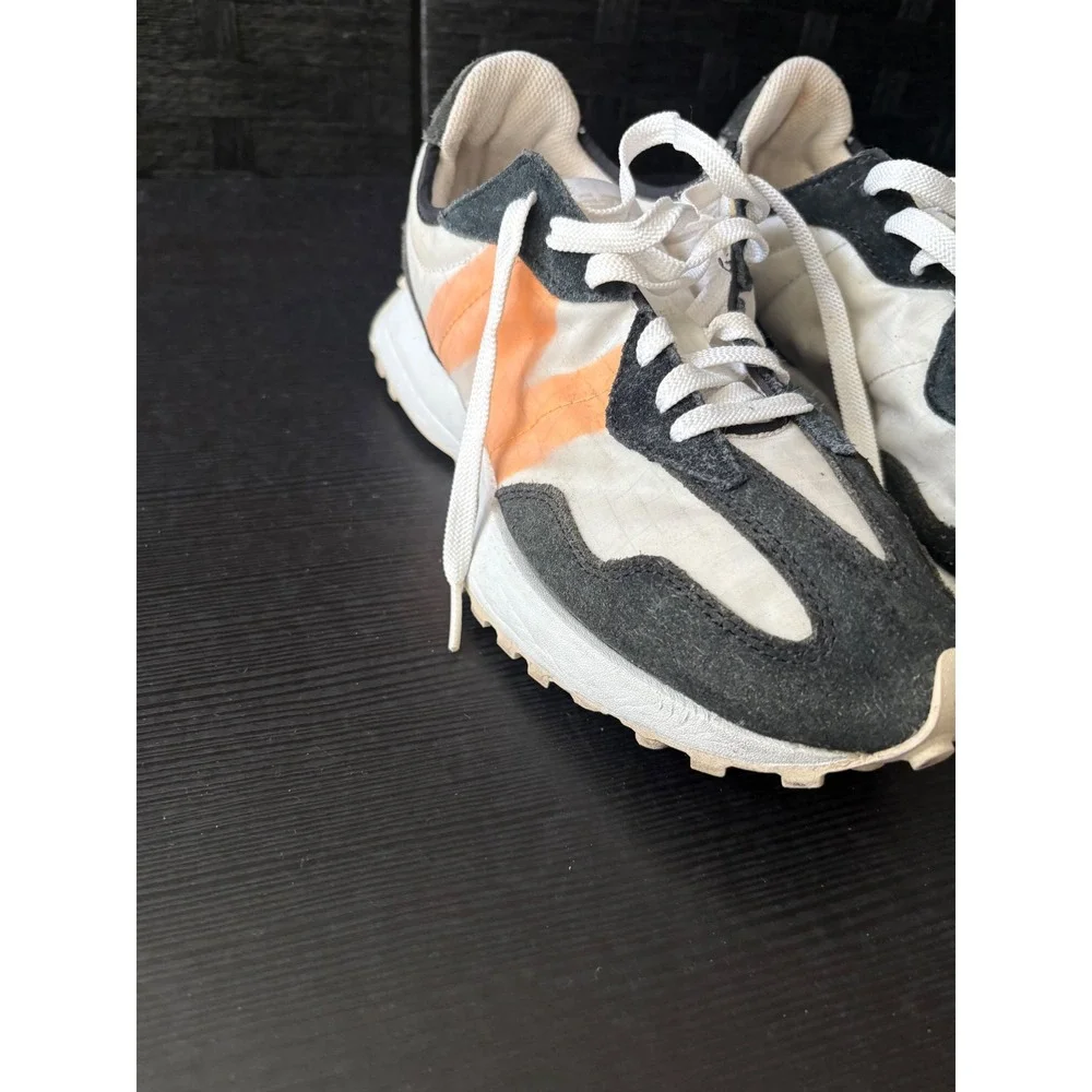 New balance 327 size 9 men's apricot /white